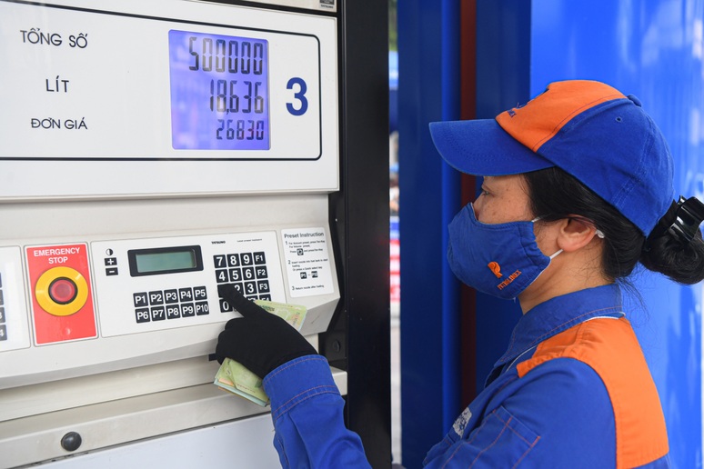 Giá xăng dầu đồng loạt tăng, có loại tăng hơn 400 đồng/lít