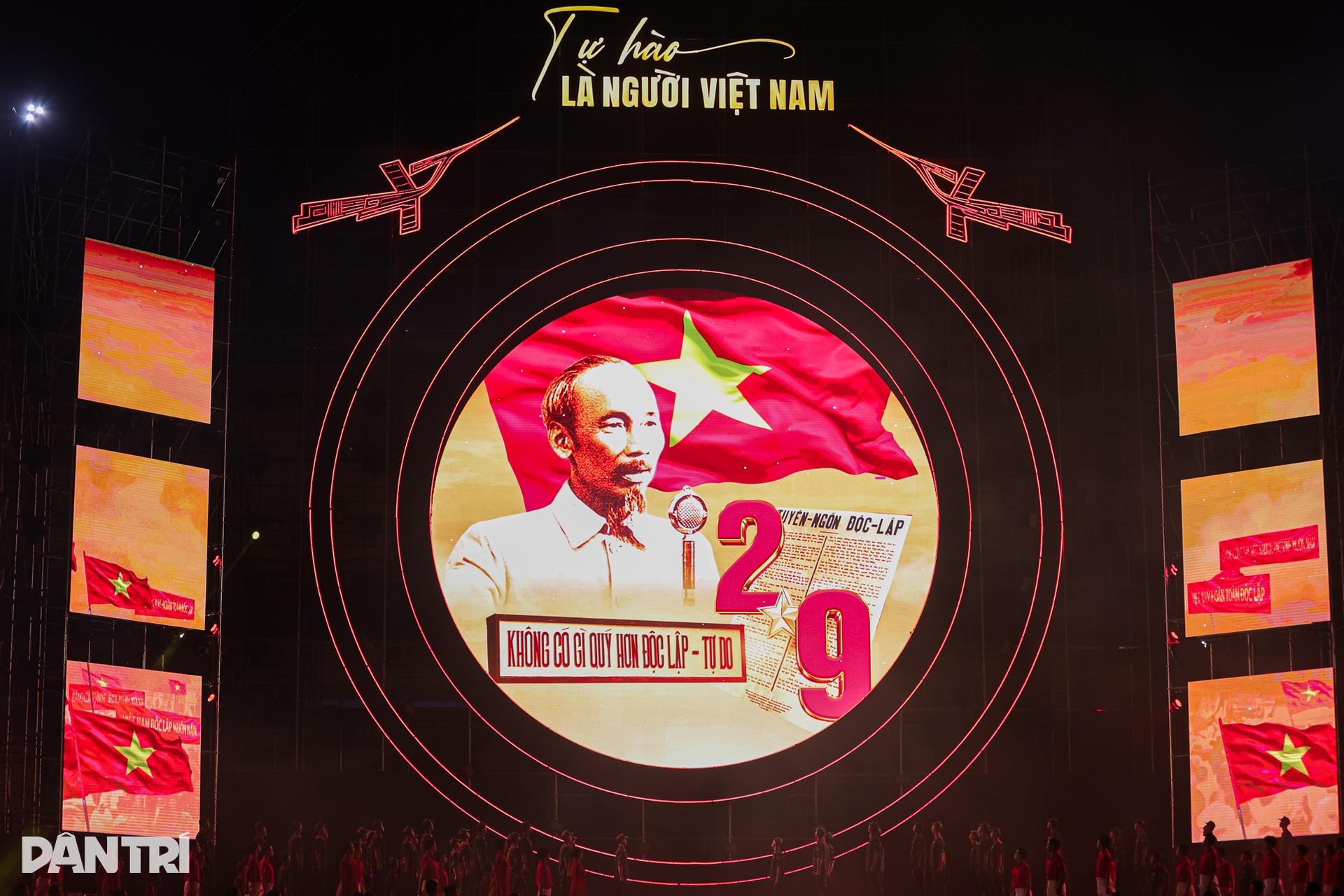Tùng Dương cùng 30.000 người hát Quốc ca trong Tự hào là người Việt Nam - 3 Tùng Dương cùng 30.000 người hát Quốc ca trong Tự hào là người Việt Nam - 3