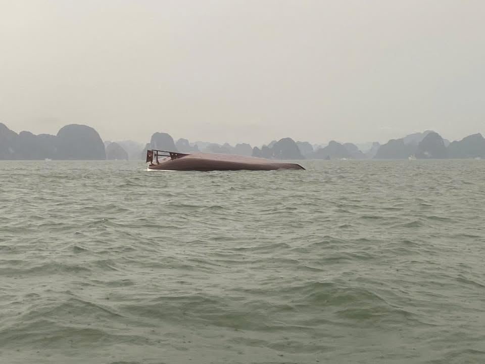 Vụ chìm tàu ở Hạ Long: Nhiều người cầu cứu, chạy đua công tác cứu hộ - 1