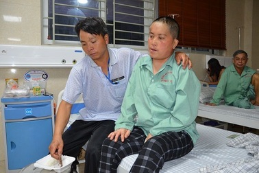 Người phụ nữ không biết tiếng Kinh nằng nặc xin bác sĩ về nhà chờ chết!