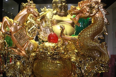 Quà Tết "độc": Linh vật ngựa dát vàng gây sốt