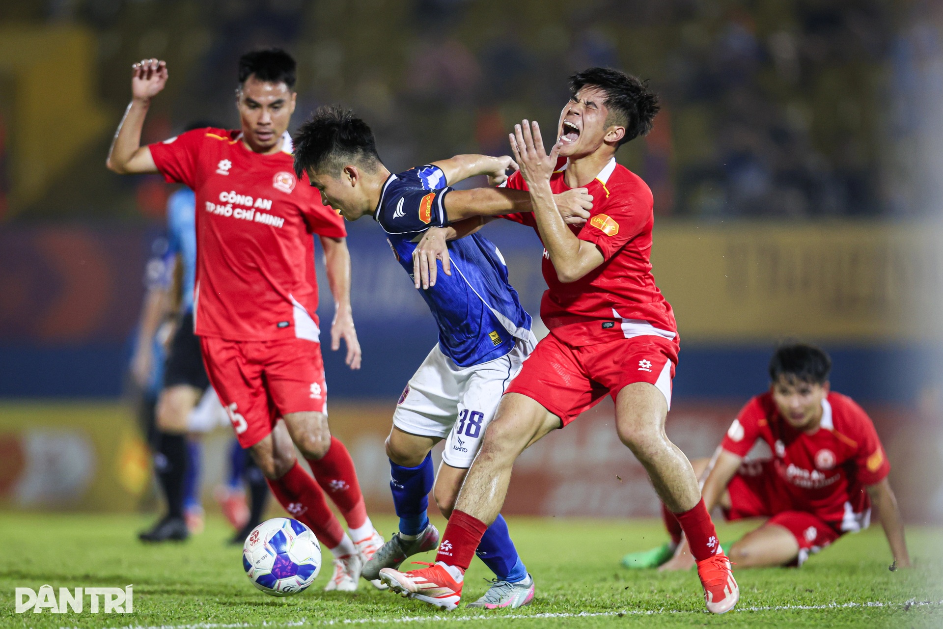 Ghi bàn rồi phản lưới, Tiến Linh chắp tay xin lỗi người hâm mộ - 2 Ghi bàn rồi phản lưới, Tiến Linh chắp tay xin lỗi người hâm mộ - 2