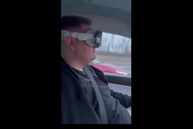 Nhiều người liều lĩnh sử dụng kính Vision Pro khi đang lái xe