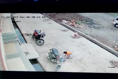 Bé gái thoát chết đầy may mắn sau khi ngã từ tầng 3 xuống đất