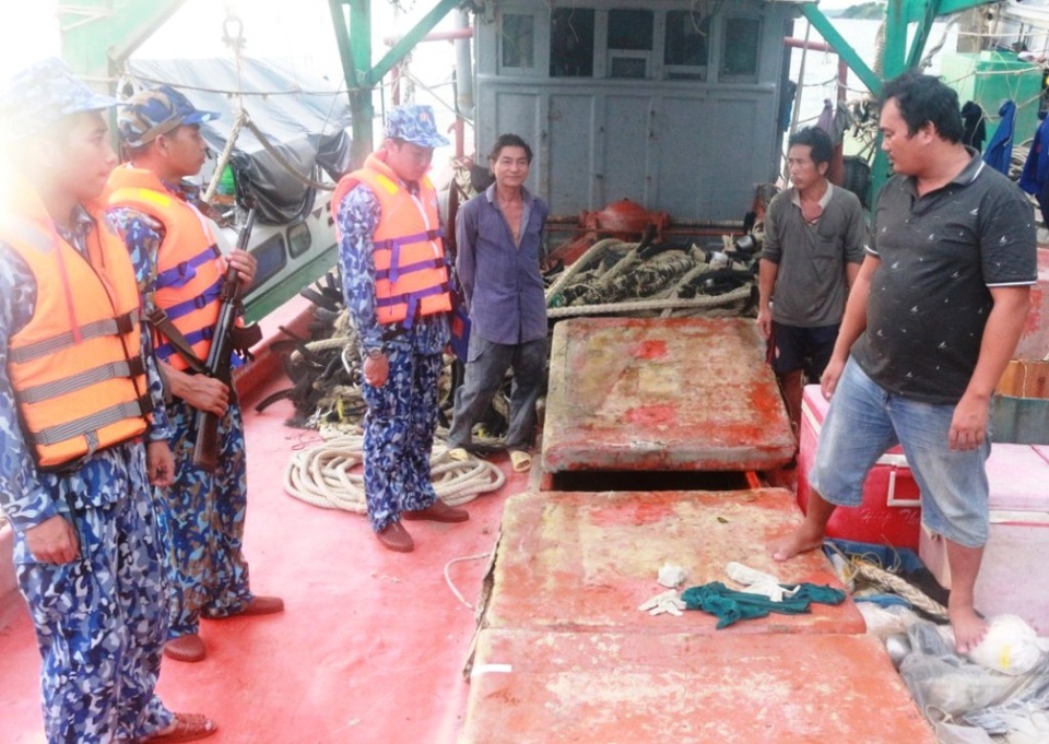 Cảnh sát biển bắt 2 tàu chở hàng chục nghìn lít dầu trái phép - 1 Cảnh sát biển bắt 2 tàu chở hàng chục nghìn lít dầu trái phép - 1