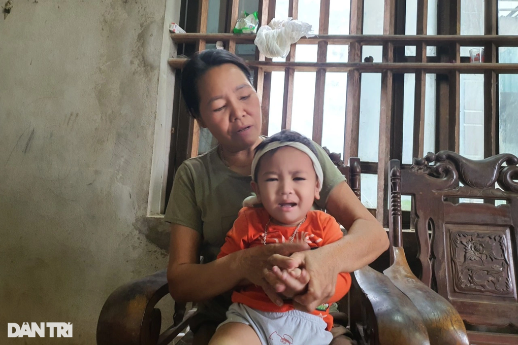 Bố mẹ gặp nạn qua đời, 2 đứa trẻ mồ côi sống lay lắt trong nghèo khó - 5 Bố mẹ gặp nạn qua đời, 2 đứa trẻ mồ côi sống lay lắt trong nghèo khó - 5