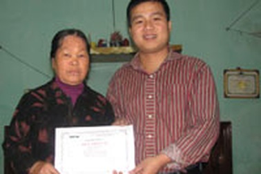 Trao quà của bạn đọc cho bà Nguyễn Thị Lợi 