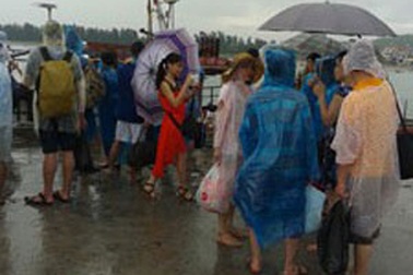 Du khách lại mắc kẹt tại đảo Cô Tô: Khi đi hứa hẹn, khi về…tự lo?