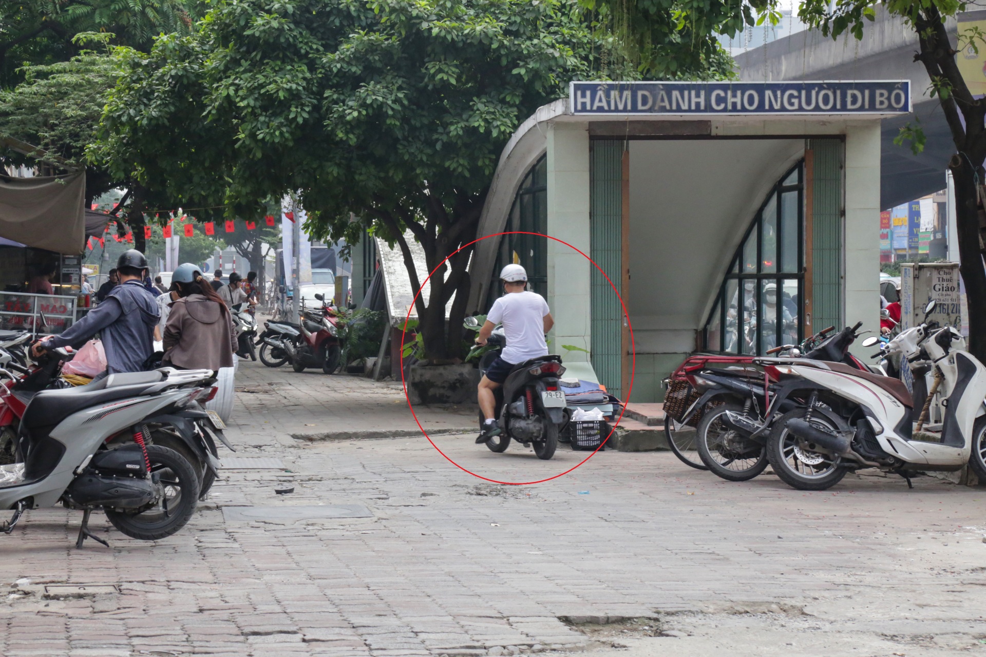 Muôn kiểu lý lẽ của những tài xế cố tình vượt đèn đỏ, leo vỉa hè - 9 Muôn kiểu lý lẽ của những tài xế cố tình vượt đèn đỏ, leo vỉa hè - 9