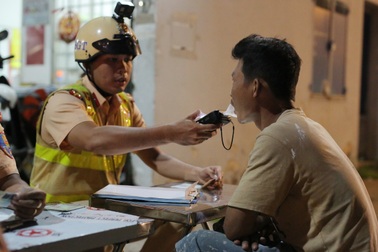 Tiếc tiền đi xe ôm, tài xế ở TPHCM bị phạt 7 triệu đồng vì nồng độ cồn