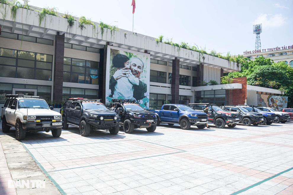 Dàn ô tô địa hình làm nhiệm vụ đặc biệt trong những ngày giãn cách xã hội - 4 Dàn ô tô địa hình làm nhiệm vụ đặc biệt trong những ngày giãn cách xã hội - 4