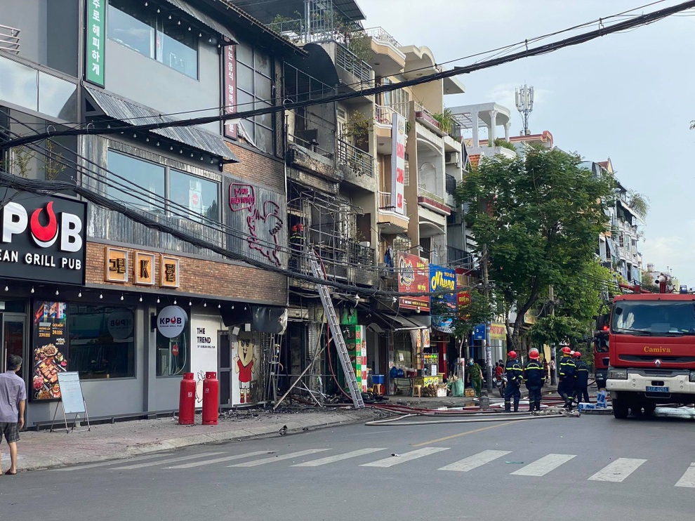 Lửa bao trùm căn nhà 3 tầng ở Sài Gòn - 3 Lửa bao trùm căn nhà 3 tầng ở Sài Gòn - 3