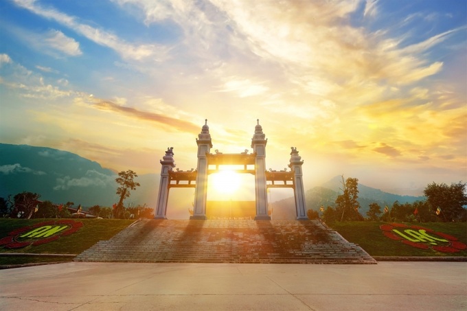 Chùa Hạ nằm dưới chân Tây Yên Tử là trung tâm diễn ra các lễ hội, các hoạt động du lịch, các hoạt động tôn giáo. Đặc biệt, cổng vào Chùa Hạ được ví như 