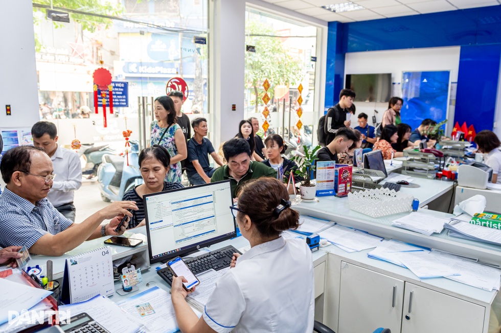 Người già loay hoay giữ số điện thoại đã gắn bó hàng chục năm - 7