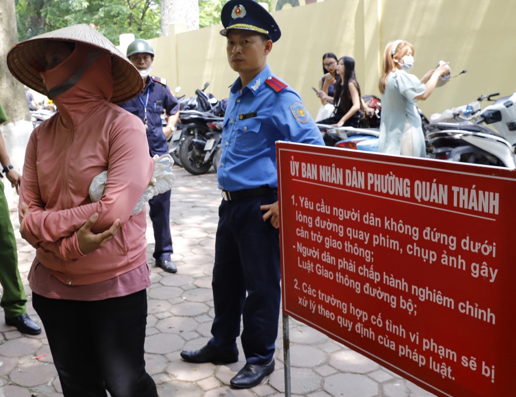 Chủ tịch phường Quán Thánh: Không cấm chụp ảnh ở phố Phan Đình Phùng - 5 Chủ tịch phường Quán Thánh: Không cấm chụp ảnh ở phố Phan Đình Phùng - 5