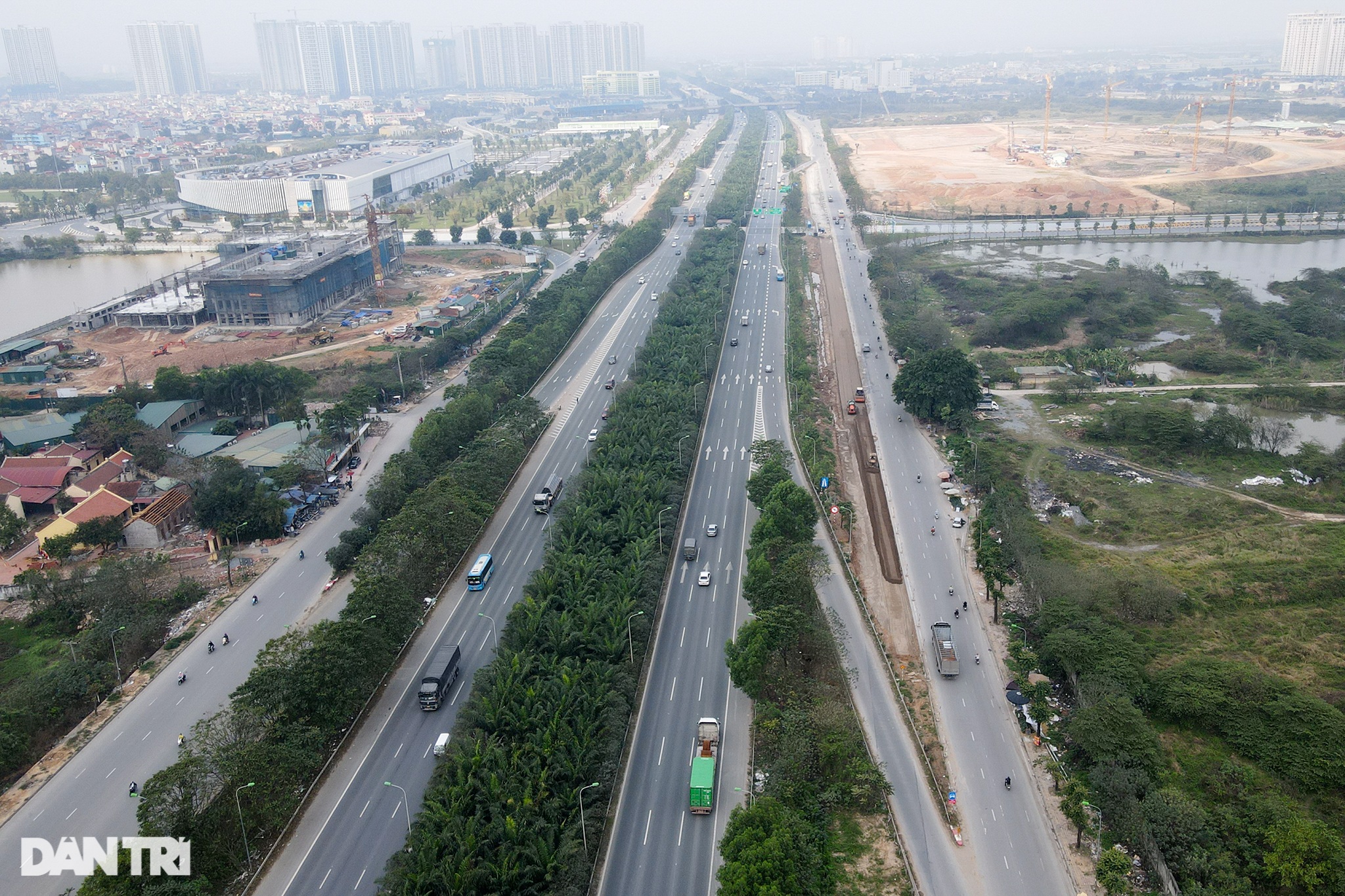 Di dời hàng trăm cây xanh, mở rộng đường gom Đại Lộ Thăng Long - 1 Di dời hàng trăm cây xanh, mở rộng đường gom Đại Lộ Thăng Long - 1