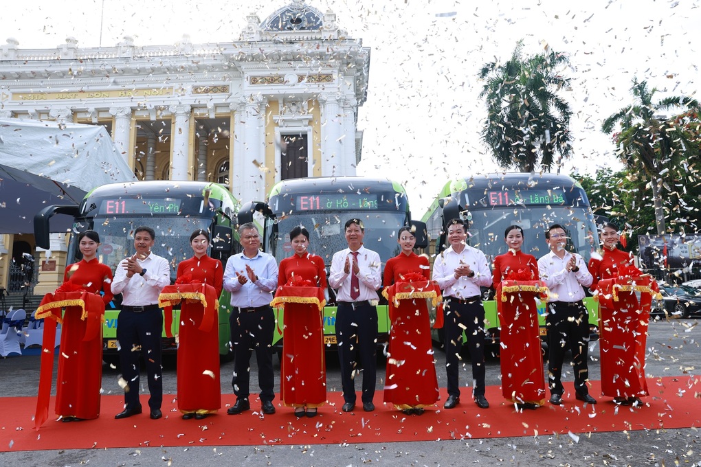 VinBus khai trương tuyến buýt điện miễn phí E11 tại Hà Nội - 1 VinBus khai trương tuyến buýt điện miễn phí E11 tại Hà Nội - 1