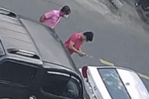 Người đàn ông lái xe gây va chạm, còn ngang ngược đánh nạn nhân