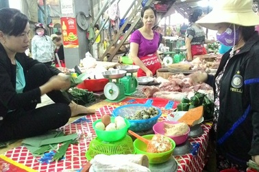 Bị cho nghỉ việc đột ngột, cô giáo mới sinh con phải ra chợ kiếm sống