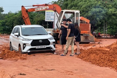 Cát đỏ lại tràn xuống đường, chia cắt giao thông ở TP Phan Thiết