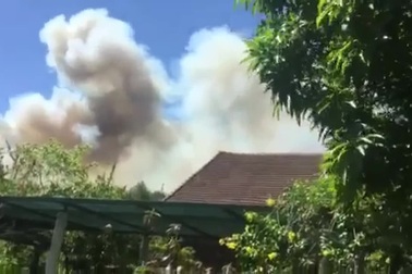 Cháy rừng lớn ở thị xã Hương Trà gần nhà dân, 20 hộ di tán khẩn cấp