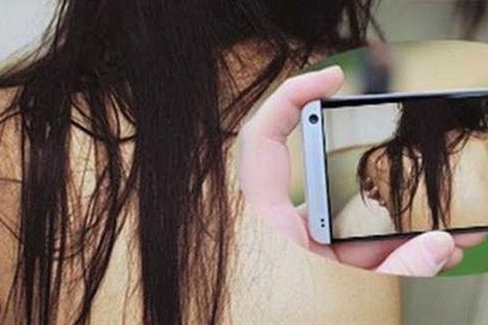 Vụ hot girl lộ clip nóng: Người phát tán có thể bị phạt tới 15 năm tù? - 2 Vụ hot girl lộ clip nóng: Người phát tán có thể bị phạt tới 15 năm tù? - 2