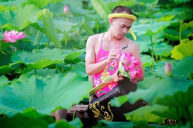 Hài hước chùm ảnh chàng trai e ấp bên hồ sen