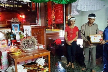 Truy tặng Huy hiệu “Tuổi trẻ dũng cảm” tới nam sinh tử vong khi cứu người đuối nước