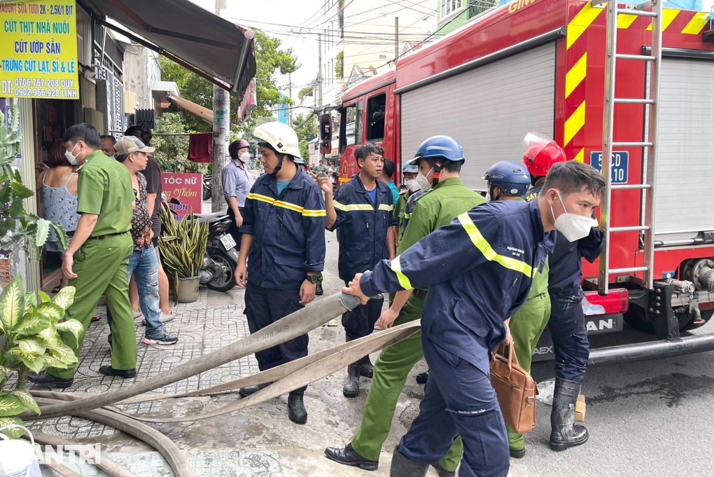 Hỏa hoạn thiêu rụi căn nhà trong hẻm sau tiếng nổ lớn ở TPHCM - 1 Hỏa hoạn thiêu rụi căn nhà trong hẻm sau tiếng nổ lớn ở TPHCM - 1