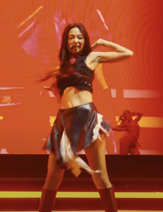 Jennie gây sốc khi thay trang phục ngay trên sân khấu Coachella 2025 - 7