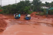 Cát đỏ phủ kín đường nối quốc lộ 1 với Mũi Né