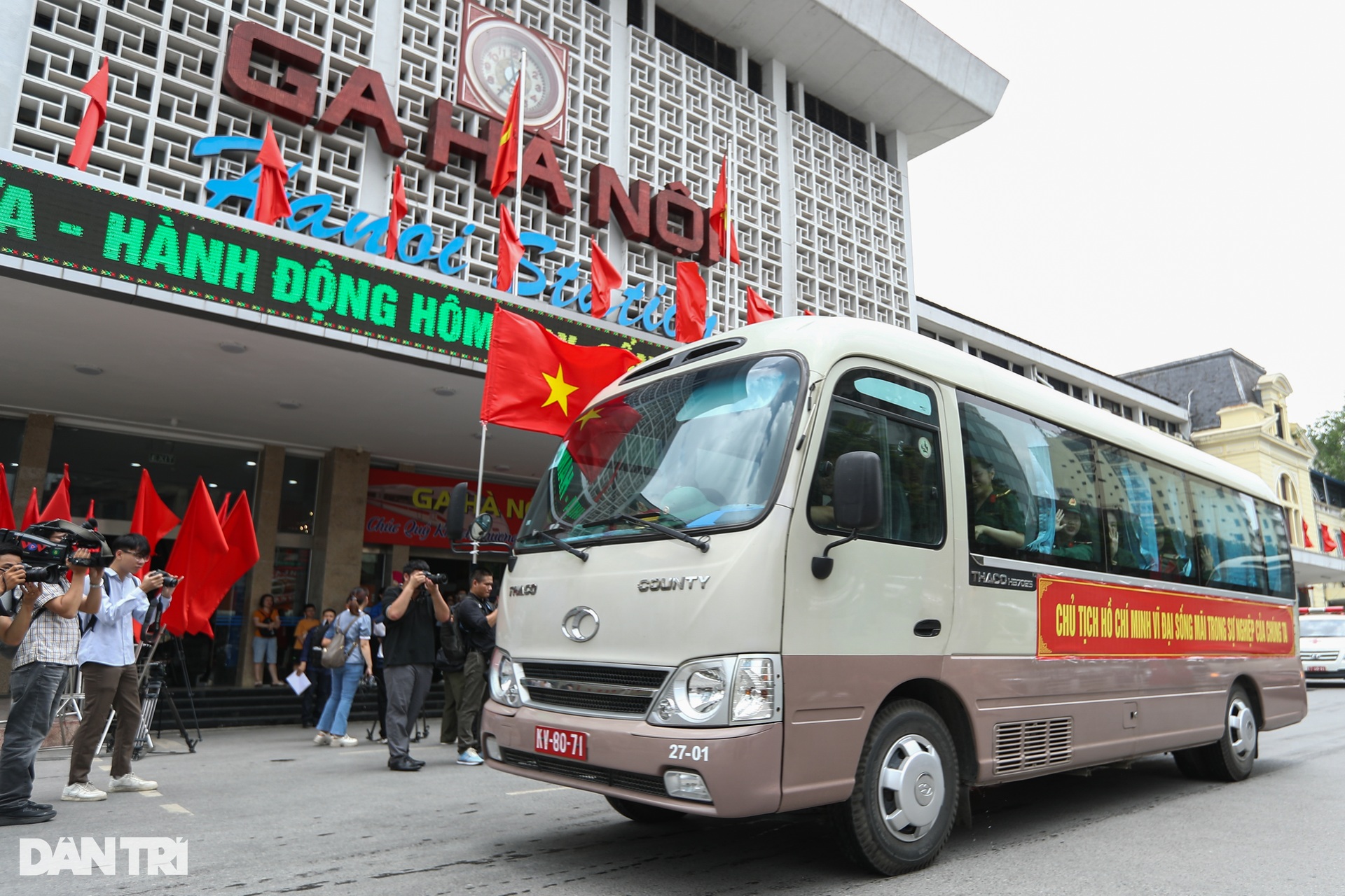 Các khối diễu binh miền Nam rạng rỡ khi tàu tới Ga Hà Nội - 16 Các khối diễu binh miền Nam rạng rỡ khi tàu tới Ga Hà Nội - 16