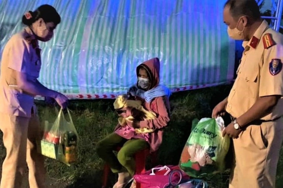 Sản phụ mới sinh con mắc kẹt tại chốt kiểm dịch, được CSGT đưa về nhà - 1 Sản phụ mới sinh con mắc kẹt tại chốt kiểm dịch, được CSGT đưa về nhà - 1