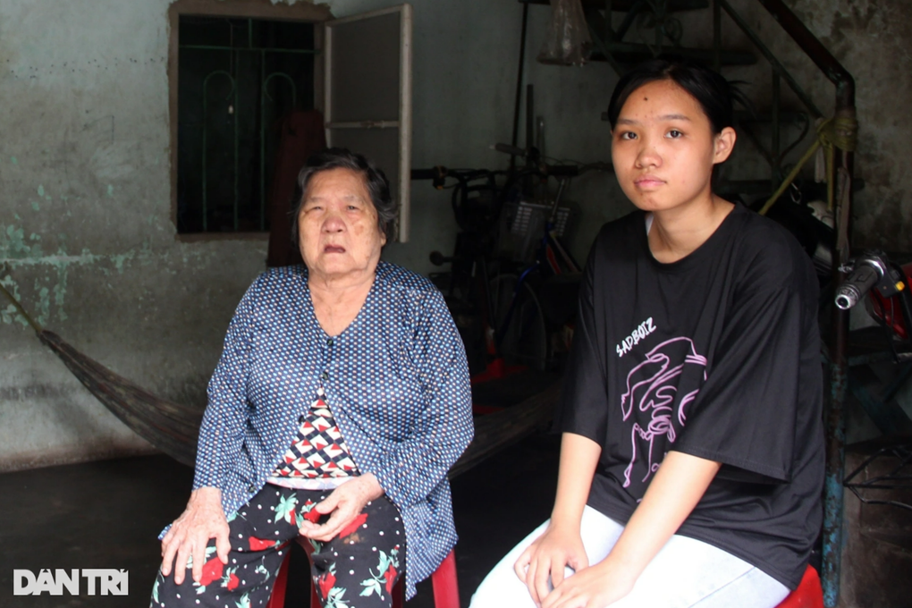 Khó khăn giăng lối đến giảng đường đại học của nữ sinh mồ côi cha mẹ - 1 Khó khăn giăng lối đến giảng đường đại học của nữ sinh mồ côi cha mẹ - 1