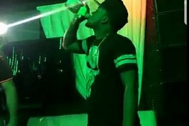 Chàng trai tử vong sau khi uống hết một chai rượu mạnh để thắng cược