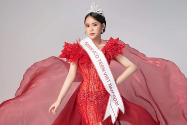 Huyền Diệu diện váy dạ hội đỏ rực lộng lẫy