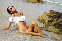 Alessandra Ambrosio trẻ trung với áo tắm màu trắng