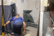 Chuyên gia bắt rắn dùng tay không khuất phục hổ chúa "khủng" dài gần 5m