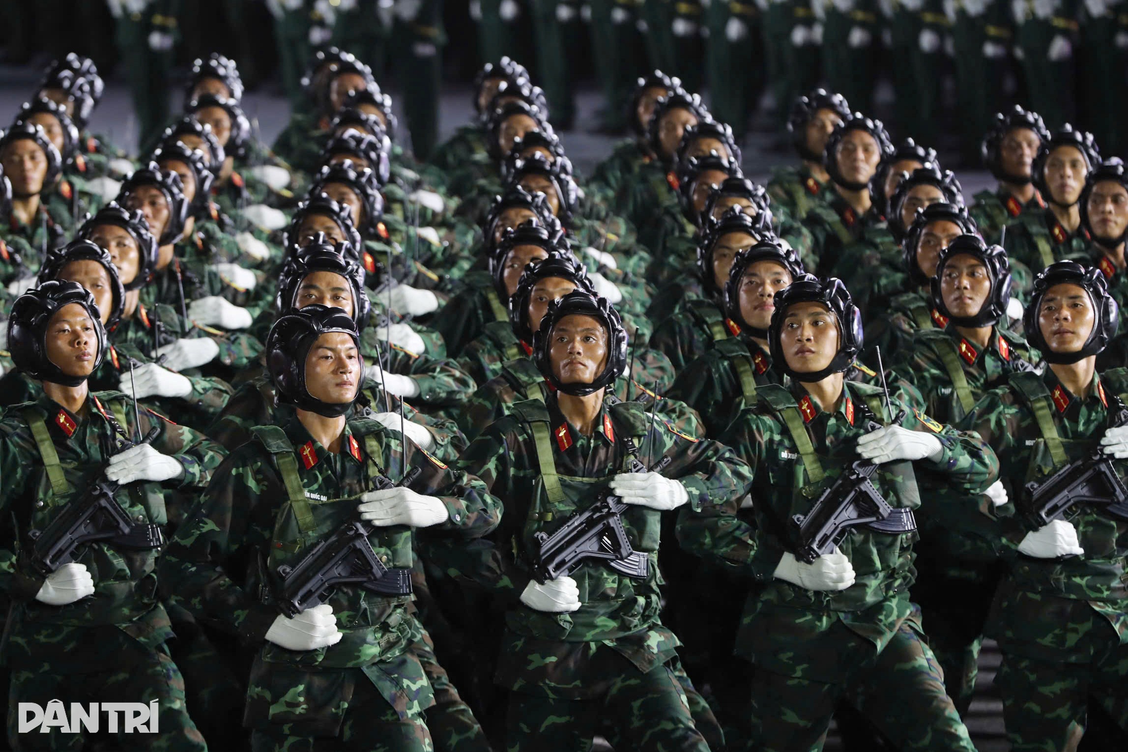 View - Đoàn quân diễu binh trùng trùng như sóng tại buổi sơ duyệt đại lễ 30/4 | Báo Dân trí