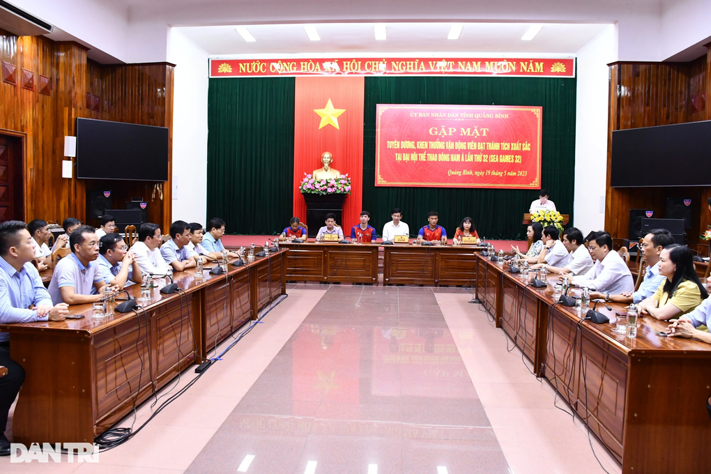 Huy Hoàng và đồng đội được vinh danh sau thành tích ở SEA Games 32 - 1 Huy Hoàng và đồng đội được vinh danh sau thành tích ở SEA Games 32 - 1