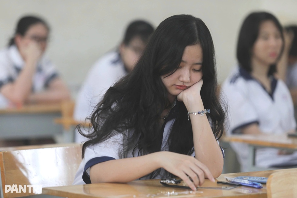 Vì sao đề thi tốt nghiệp THPT 2025 khó một cách bất thường? - 4 Vì sao đề thi tốt nghiệp THPT 2025 khó một cách bất thường? - 4