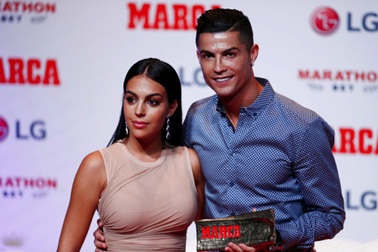 Bạn gái C.Ronaldo khoe dáng với loạt hình nội y nóng bỏng