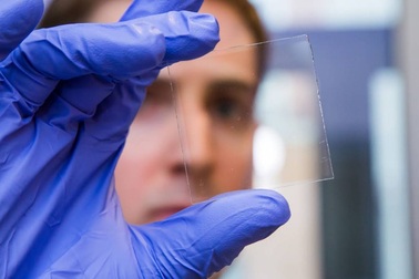 Cửa sổ thông minh tự làm mờ sử dụng năng lượng mặt trời