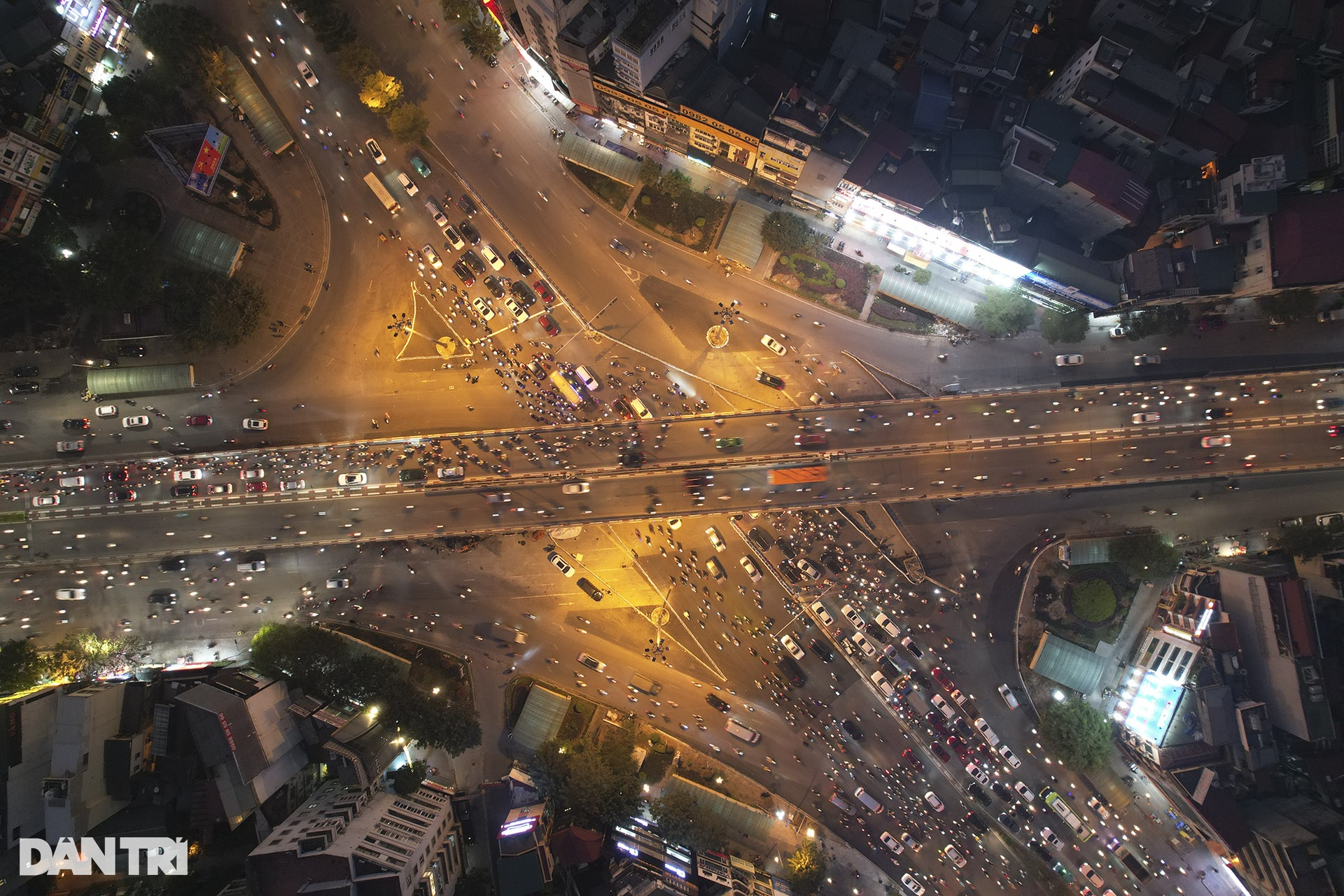 Ngã Tư Sở thông suốt giờ cao điểm sau khi phân luồng lại - 9 Ngã Tư Sở thông suốt giờ cao điểm sau khi phân luồng lại - 9