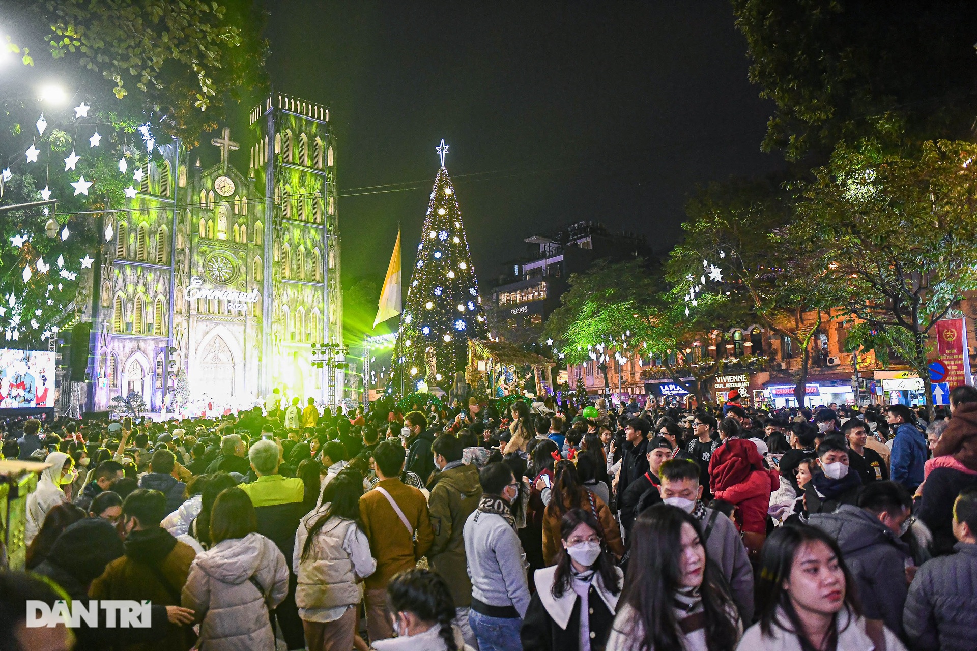 Western tourists enjoy celebrating Christmas in Hanoi: There are Santa Clauses everywhere - 1