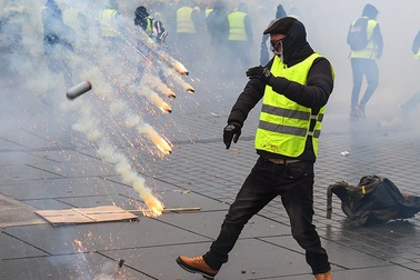 Người “Áo vàng” xuống đường, bạo động tiếp diễn ở Pháp