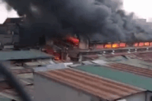 Cháy chợ trung tâm huyện biên giới, hàng loạt ki ốt bị thiêu rụi