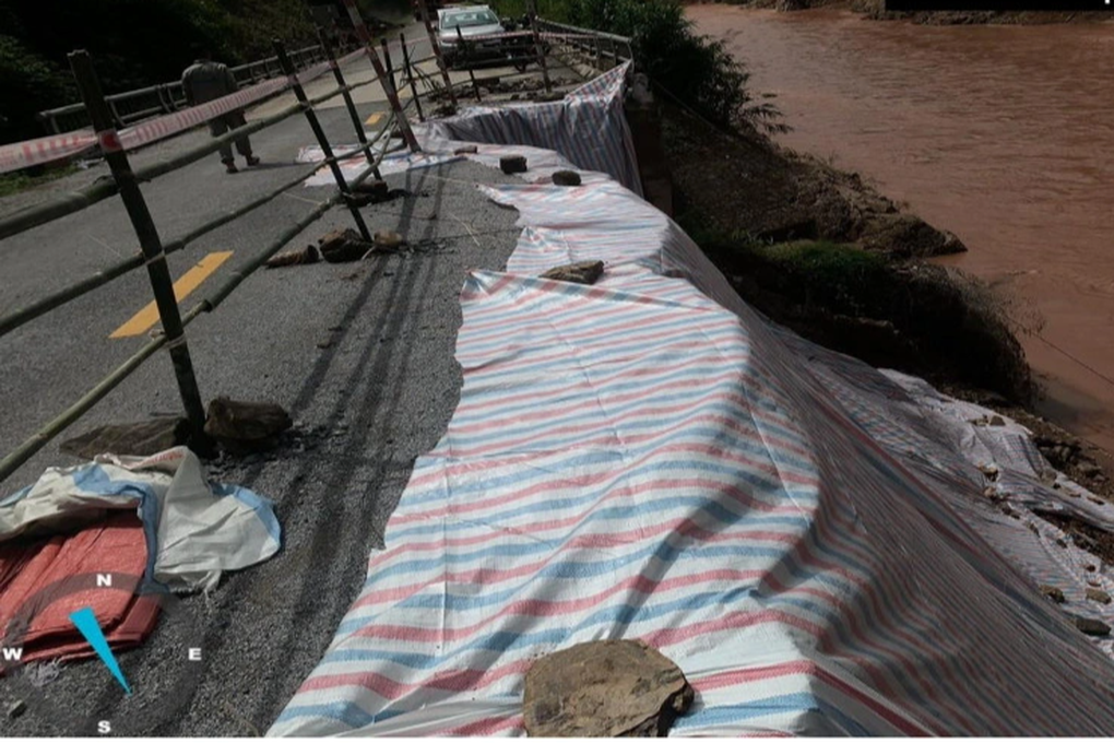 Mưa lũ nuốt gần nửa mặt đường ở Lai Châu - 3