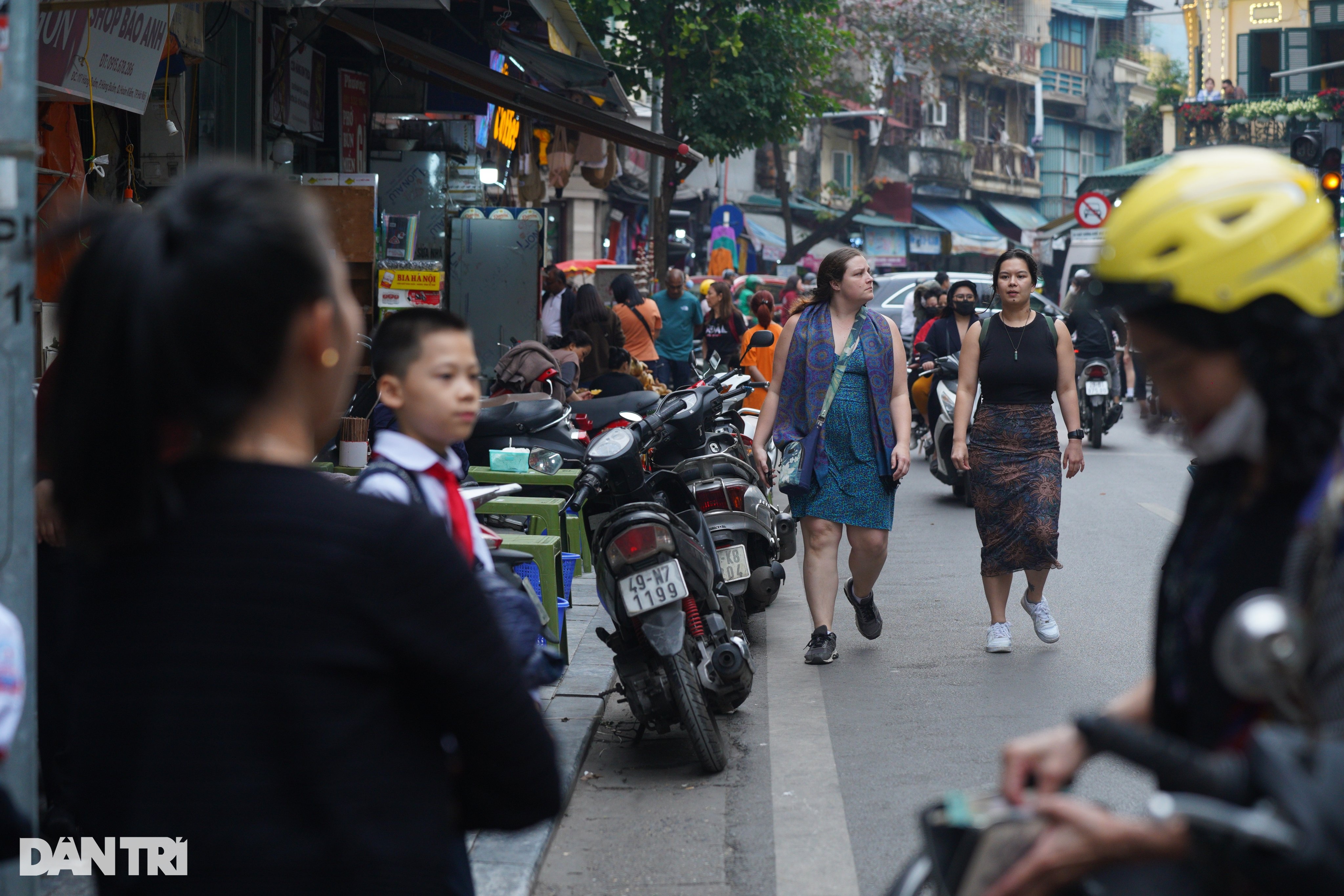 Khách Tây khóc, cười với giao thông Việt: Ngơ ngác, sợ hãi chờ qua đường - 3 Khách Tây khóc, cười với giao thông Việt: Ngơ ngác, sợ hãi chờ qua đường - 3