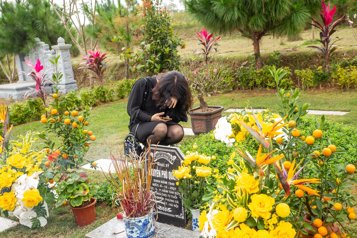 Ngọc Anh 3A về nước, nghẹn ngào hát trước mộ nhạc sĩ Phú Quang - 1 Ngọc Anh 3A về nước, nghẹn ngào hát trước mộ nhạc sĩ Phú Quang - 1